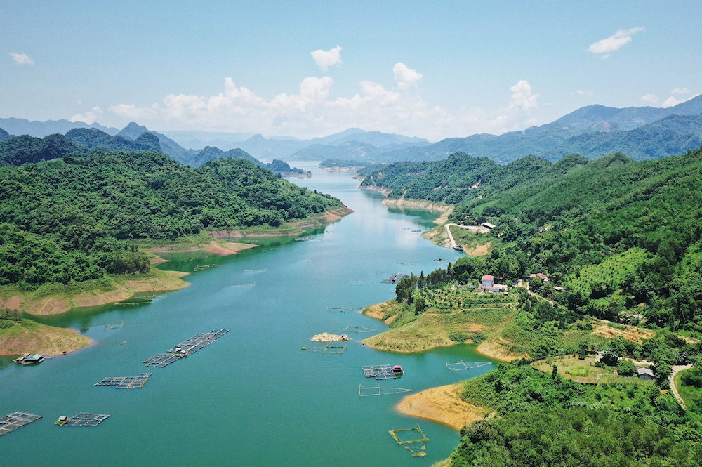 From exploring lush valleys and ancient caves to tasting distinctive regional dishes, Hoa Binh Vietnam promises an unforgettable journey